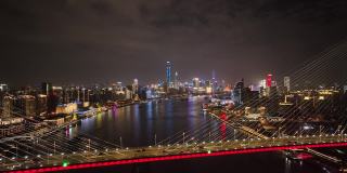 无人机航拍的标志性桥梁城市和城市天际线在夜间