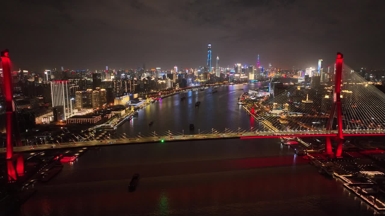 无人机航拍的标志性桥梁城市和城市天际线在夜间