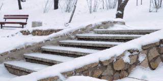 冬天公园下雪，在寒冷的雪季用雪堆砌筑楼梯