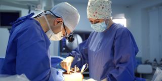 神经外科医生在手术室辛勤工作。团队外科医生在手术室工作。