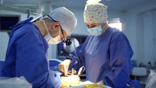 神经外科医生在手术室辛勤工作。团队外科医生在手术室工作。视频素材模板下载