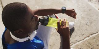 在非裔美国运动员喝水的文字上的动画