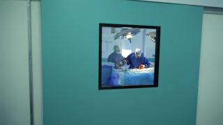 医生和护士做手术。透过窗户可以看到医院的手术过程。大流行期间的手术室。冠状病毒视频素材模板下载