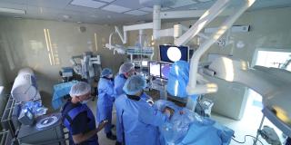 医院腹腔镜手术期间的外科医生团队