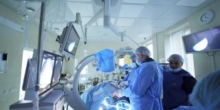 外科团队在手术室进行妇科腹腔镜手术