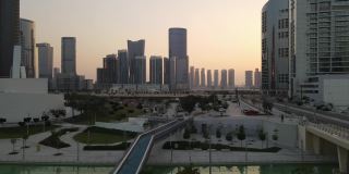 阿布扎比的日落，从Al Reem岛的空中俯瞰红树林之间的现代摩天大楼