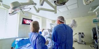 创新技术的外科手术。医学专家在机器人手术过程中使用特殊设备，以临床手术过程医疗监控为背景。