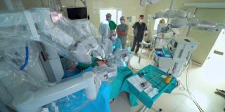 外科医生团队使用机器人设备进行手术