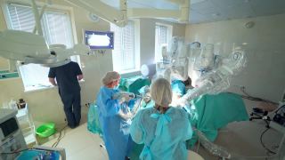 现代化手术室中手术团队视频素材模板下载