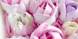 玫瑰形状的棉花糖。节日的甜点