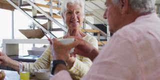 粉红色的好气氛的动画在快乐的白人老夫妇在家里喝咖啡聊天