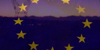 日落时，欧盟旗帜悬挂在场地上的电塔上的动画