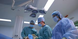 现代临床的外科手术。专科医生在医院里做手术。医生和助手用手术设备进行手术。
