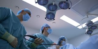 外科医生的医疗灯背景。医生团队合作，在医院进行手术和使用现代医疗设备。视图从下面。
