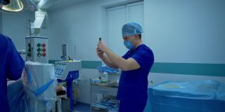 手术团队在手术室做腹腔镜手术