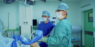 外科医生和助理进行内窥镜手术，使用现代化设备