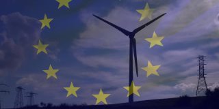 欧洲联盟旗帜的动画在旋转的风力涡轮机和电力塔在野外在黄昏