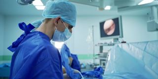团队外科医生在急诊室工作。在手术中工作的现代外科设备。