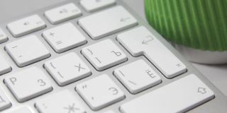 电脑工作:双手在macbook键盘上打字。特写镜头