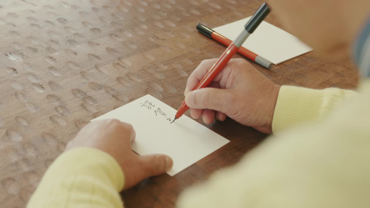 OTS-一个日本老人正在写新年贺卡