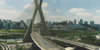 鸟瞰Octávio Frias de Oliveira大桥，斜拉桥是巴西圣保罗São的地标