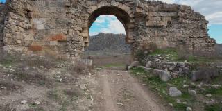 位于土耳其阿达纳的阿纳瓦尔扎古城入口处的历史大门