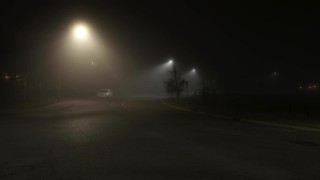 夜晚的街道上，浓雾是唯一的动静视频素材模板下载