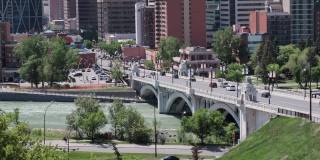 城市桥上的孤车电影图
