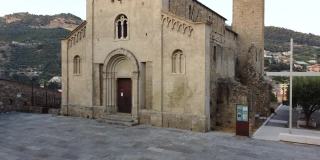 无人机拍摄的圣米歇尔·阿肯杰洛教堂在意大利利古里亚的中世纪古城文蒂米利亚。利古里亚里维埃拉美丽的全景鸟瞰车辆