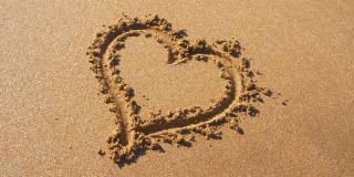 爱情的心放在沙滩上，被沙滩上的沙子冲掉，被海浪冲走。