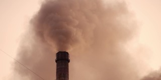 从烟囱中排放出的大量有毒物质充满了空气。肮脏的烟雾污染着夜空中的大气。生态灾难。