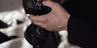 专业摄影师调整单反相机的闪光同步器
