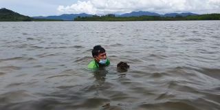 泰国的亚洲渔民从湖里用手抓贝类