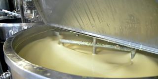 近距离观察奶油生产在乳品厂