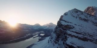 无人机拍摄的积雪覆盖的高山山脊