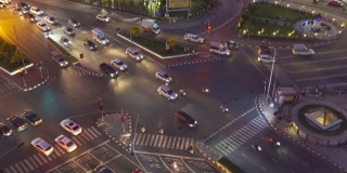 鸟瞰图交叉口或路口与汽车交通，曼谷市中心。泰国。金融区在智慧城市与科技城市。摩天大楼的夜晚