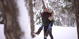 在雪地公园里，男朋友背着女朋友