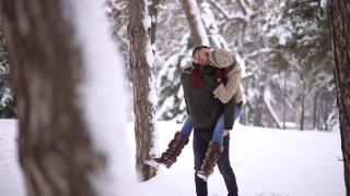 在雪地公园里，男朋友背着女朋友视频素材模板下载