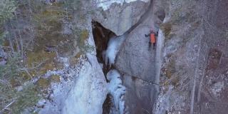 冬季的绳索进入陡峭的冰峡谷