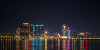 夜光照亮了著名的澳门城湾全景时间推移4k中国