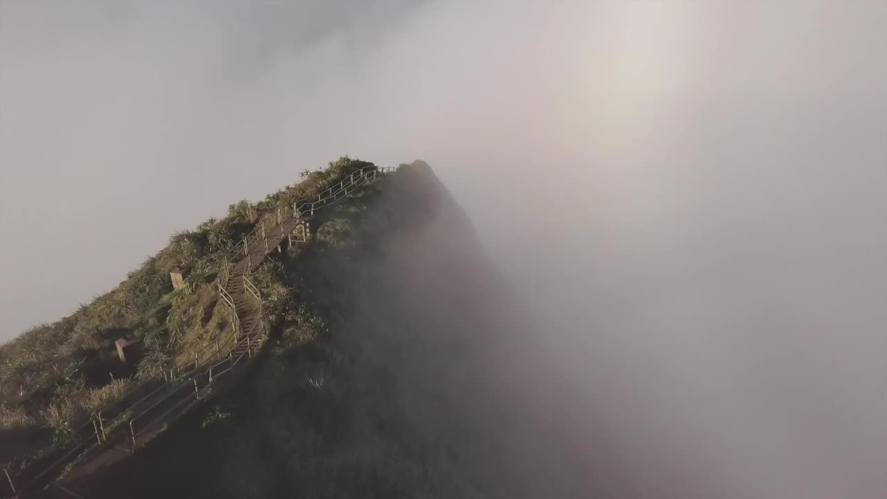 航拍:欧胡岛的阶梯垂入云中