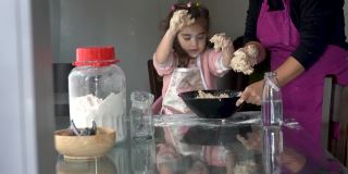 小女孩和妈妈在厨房做饭的4K视频