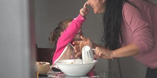 小女孩和妈妈在厨房做饭的4K视频