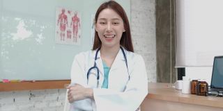 笑漂亮制服女医生用听诊器翘起大拇指。