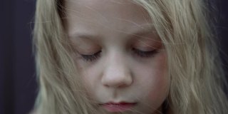 一个白头发小女孩脸上的悲伤表情。孩子忧伤的眼神。特写镜头。