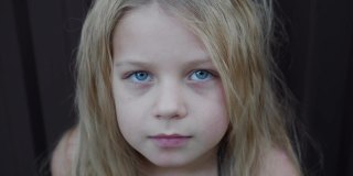 一个白头发小女孩脸上的悲伤表情。孩子忧伤的眼神。特写镜头。