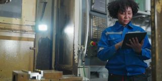 非裔美国技术员女工程师在工厂制造业，工业工程师咨询讨论在数控铣床安装过程中提高加工质量和工程零件的自动穿线操作。