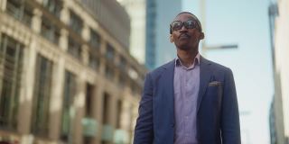 黑人商人戴着智能眼镜和通勤。黑人商人戴着智能眼镜，在增强现实元空间工作，参加商务会议，通勤于市中心的金融商务区。