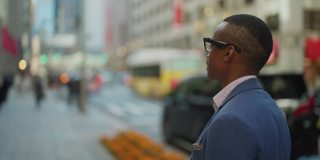 黑人商人戴着智能眼镜和通勤。黑人商人戴着智能眼镜，在增强现实元空间工作，参加商务会议，通勤于市中心的金融商务区。