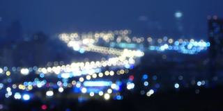 夜间道路交通的模糊灯光，抽象的城市景观背景，鸟瞰图